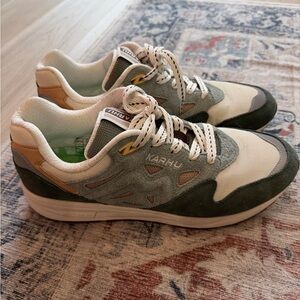 Karhu LEGACY 96 "MÖLKKY" PACK - LAUREL WREATH / WARM TAUPE